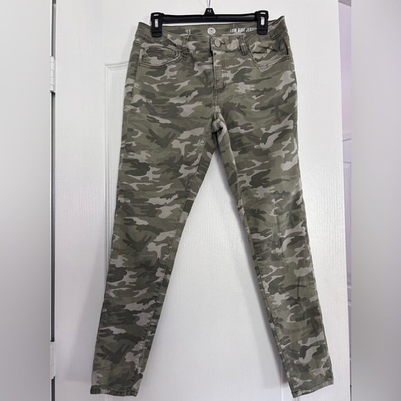Pants - WOMEN’S Camo Jeggings Low Rise EUC Size 13
